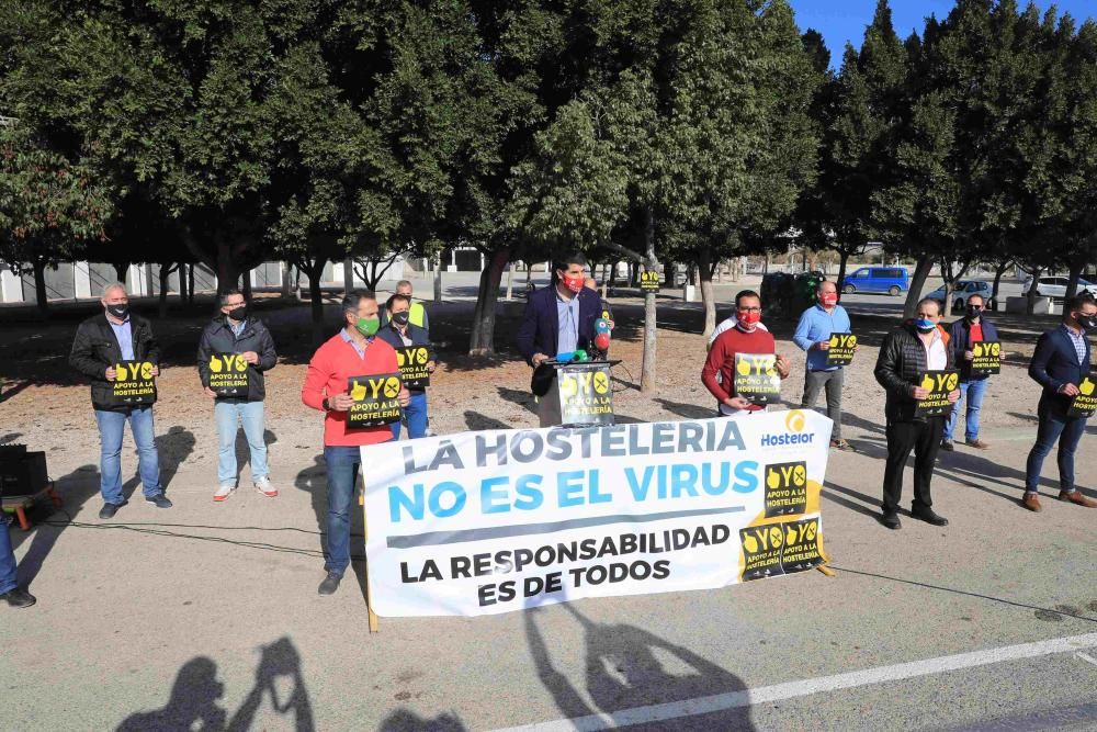 Hosteleros colapsan el centro de Lorca reclamando la apertura de sus negocios