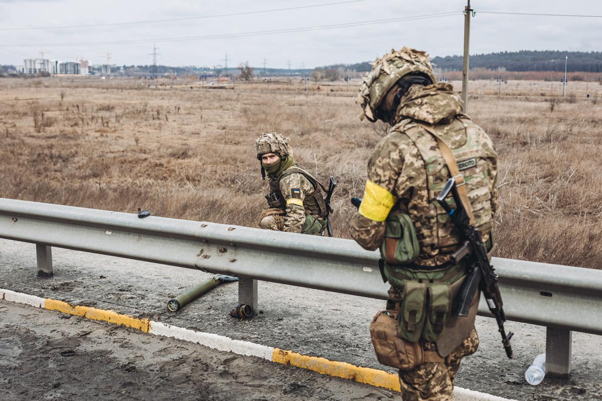 Dos militares en los alrededores de la central nuclear de Zaporiyia