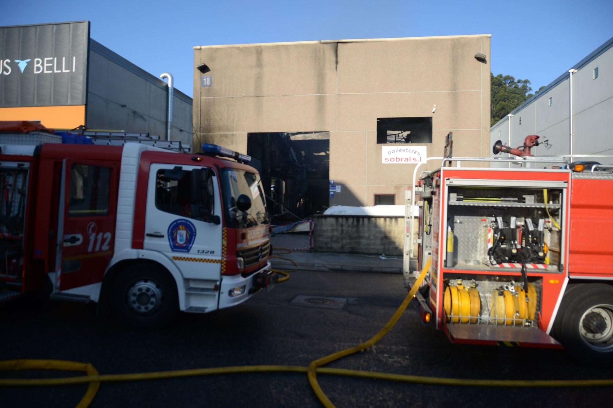 El incendio en una fábrica del polígono de Castiñeiras, en Bueu (I)