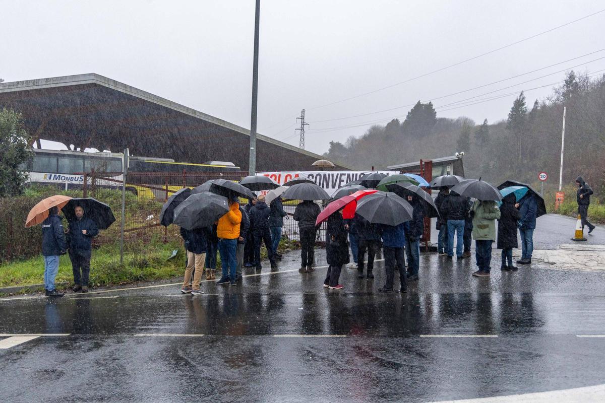 Trabajadores concentrados en la mañana de este lunes en los exteriores de las cocheras de Amio, de donde no salieron los servicios mínimos.