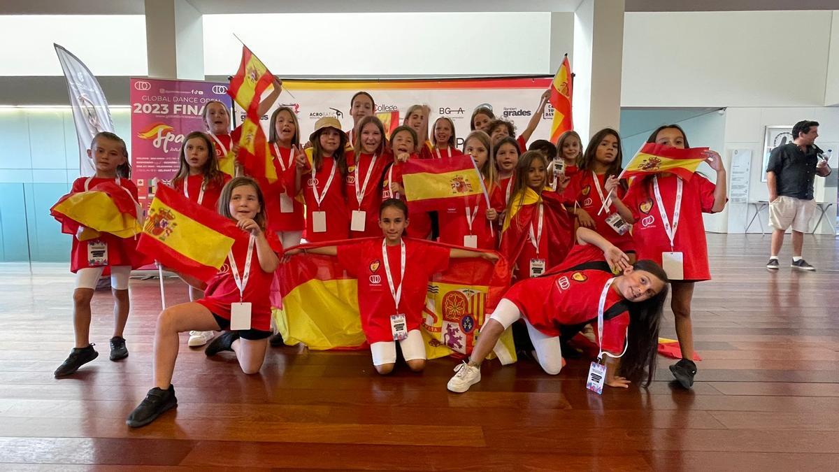 Parte de la comitiva de la academia de Davinia Van Praag, en la celebración del Global Dance Open World.