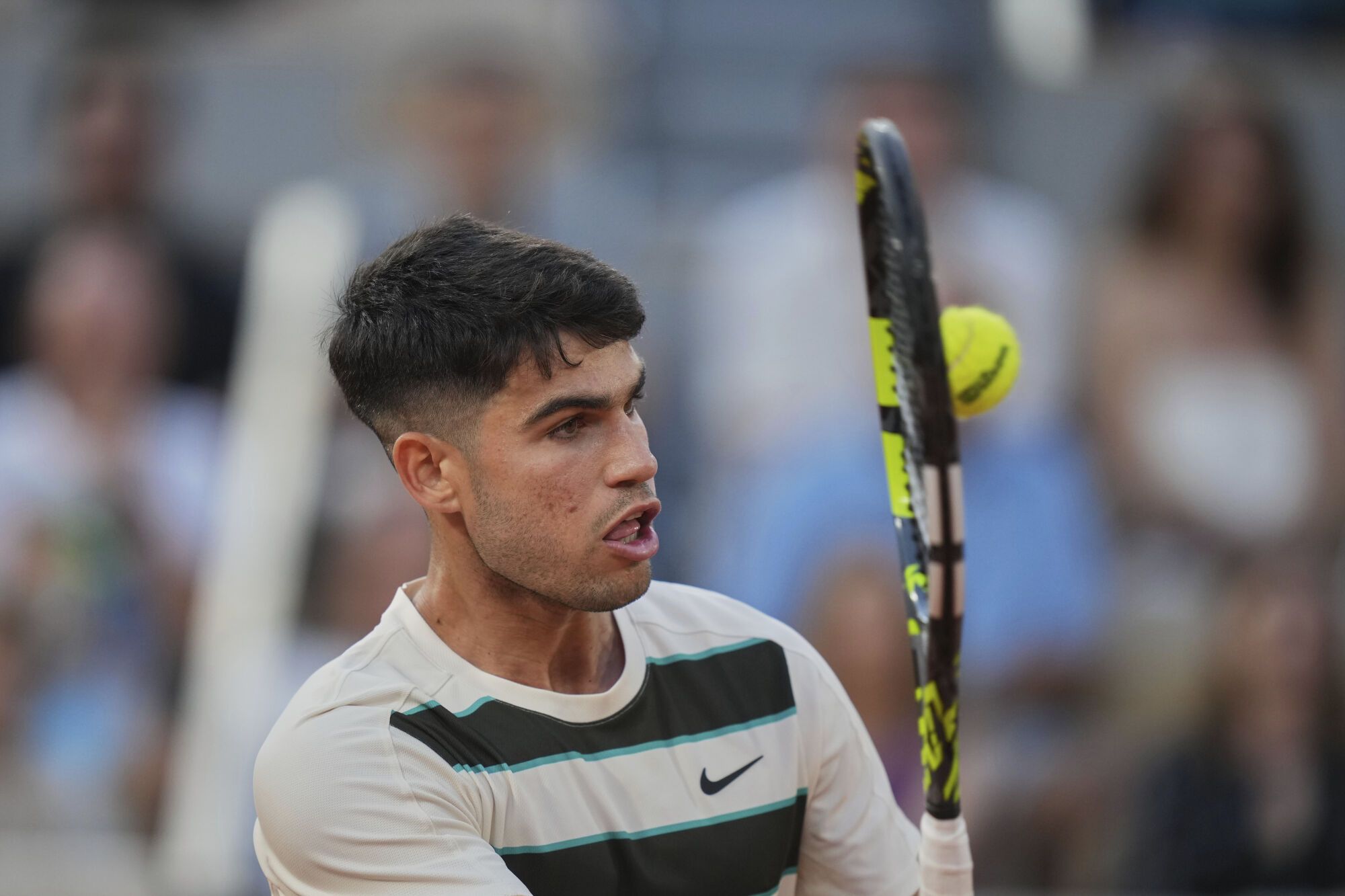 Spain's Carlos Alcaraz returns the ball to Bosnia and Herzegovina's Damir Dzumhur during a third round match at the French Open tennis tournament at the Roland-Garros stadium, Friday, May 30, 2025, in Paris. (AP Photo/Thibault Camus)