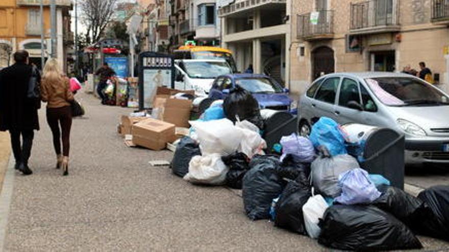 Bosses d&#039;escombraries fora dels contenidors a Figueres el primer dia de vaga indefinida, el 21 de desembre del 2016.