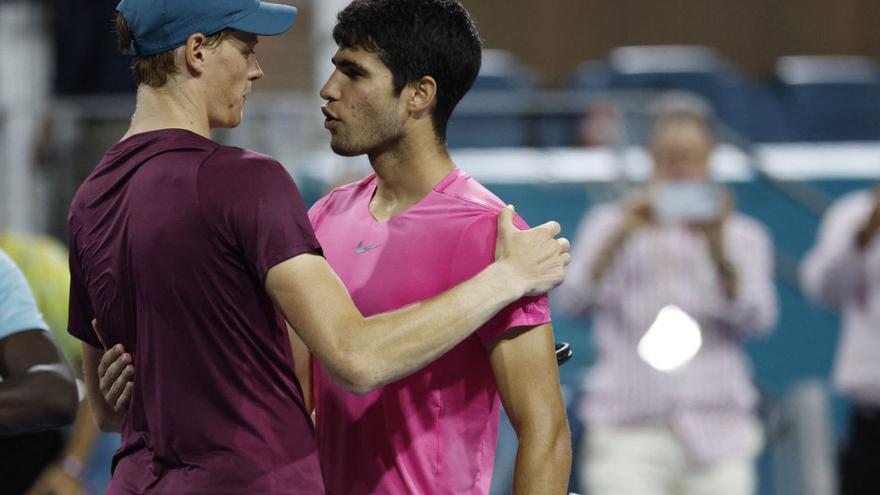 Carlos Alcaraz felicita a Jannik Sinner tras caer en semifinales. | REUTERS/GEOFF BURKE