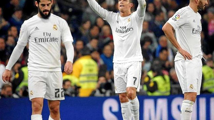 Ronaldo celebra el gol al voltant d&#039;Isco i Benzema, més moderats