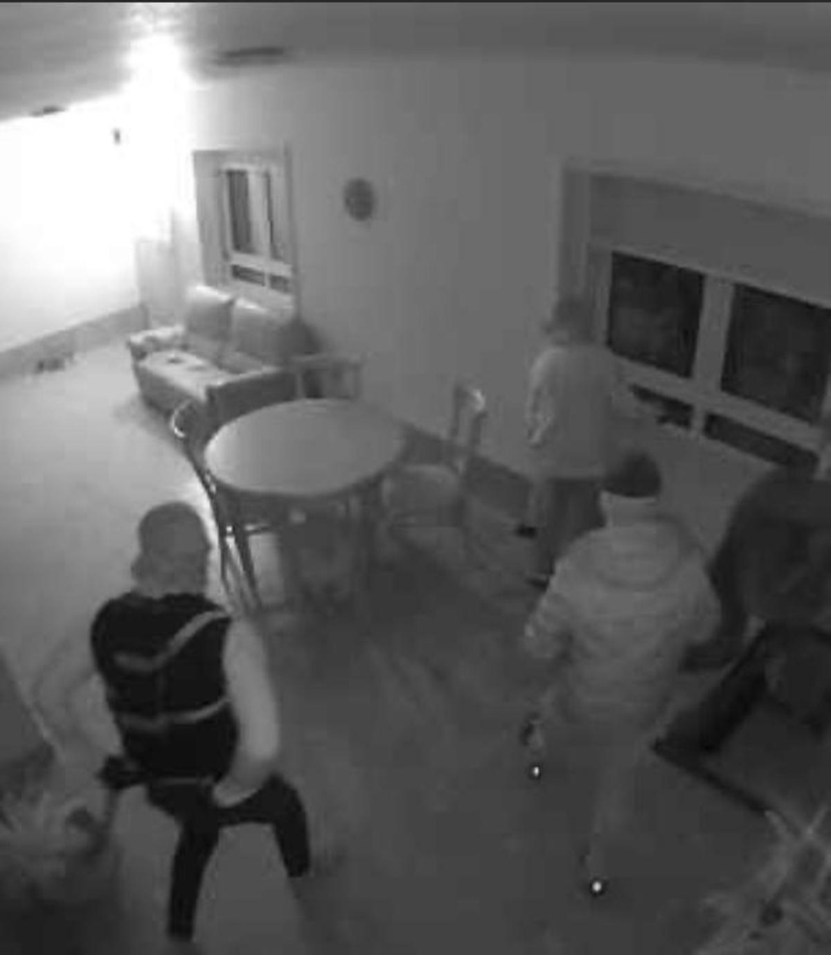 Tres asaltantes en una vivienda, según las imágenes facilitadas por un denunciante,