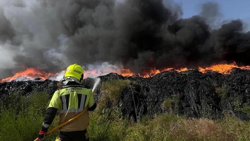 Sofocado el incendio en una escombrera de Almonte que generó humo potencialmente tóxico