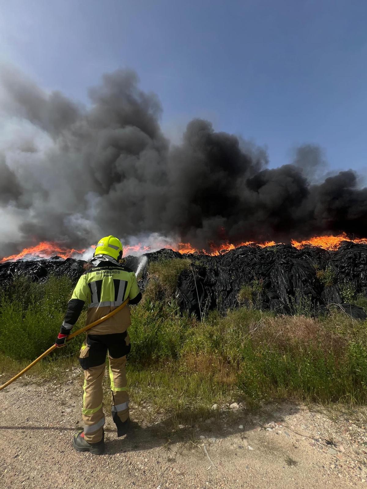 Bombero del Consorcio de Huelva en el incendio de una escombrera en Almonte
