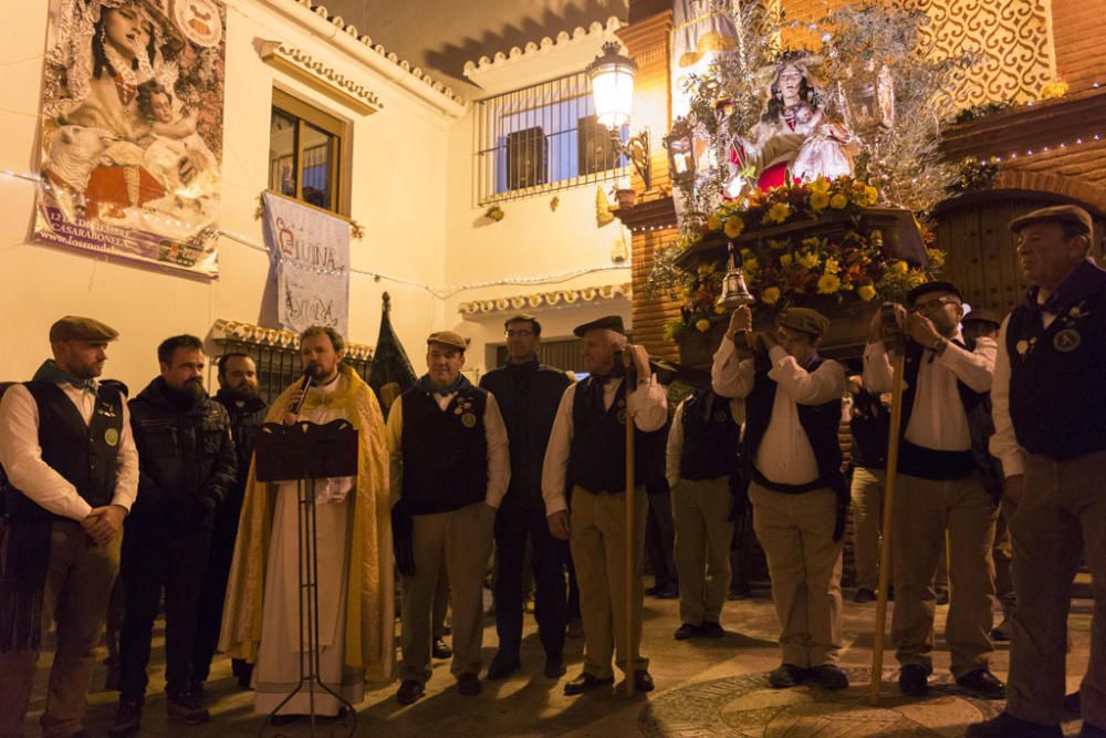 Fuego y villancicos acompañaron el camino de la Divina Pastora desde la ermita de la Veracruz