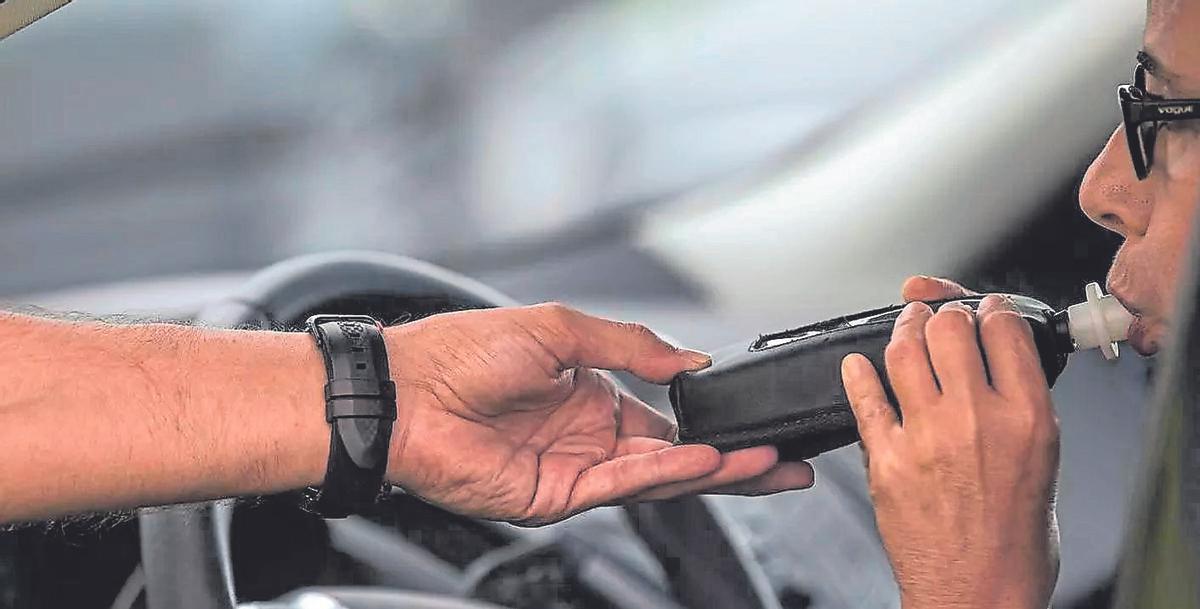 Una conductora realiza una prueba de alcoholemia.