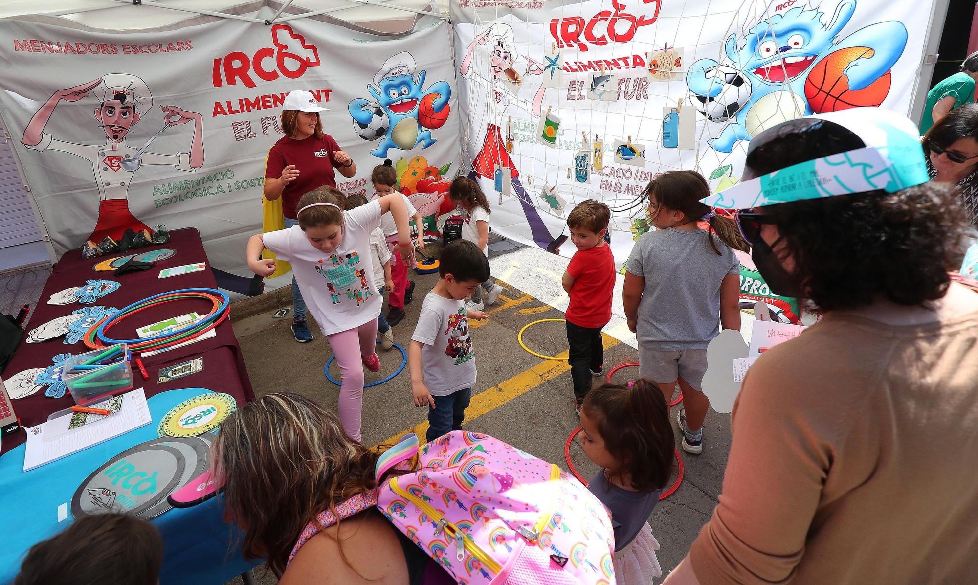 Miles de niños y sus familias viven la fiesta por la lengua en les trobades de Rafelbunyol y Almenara