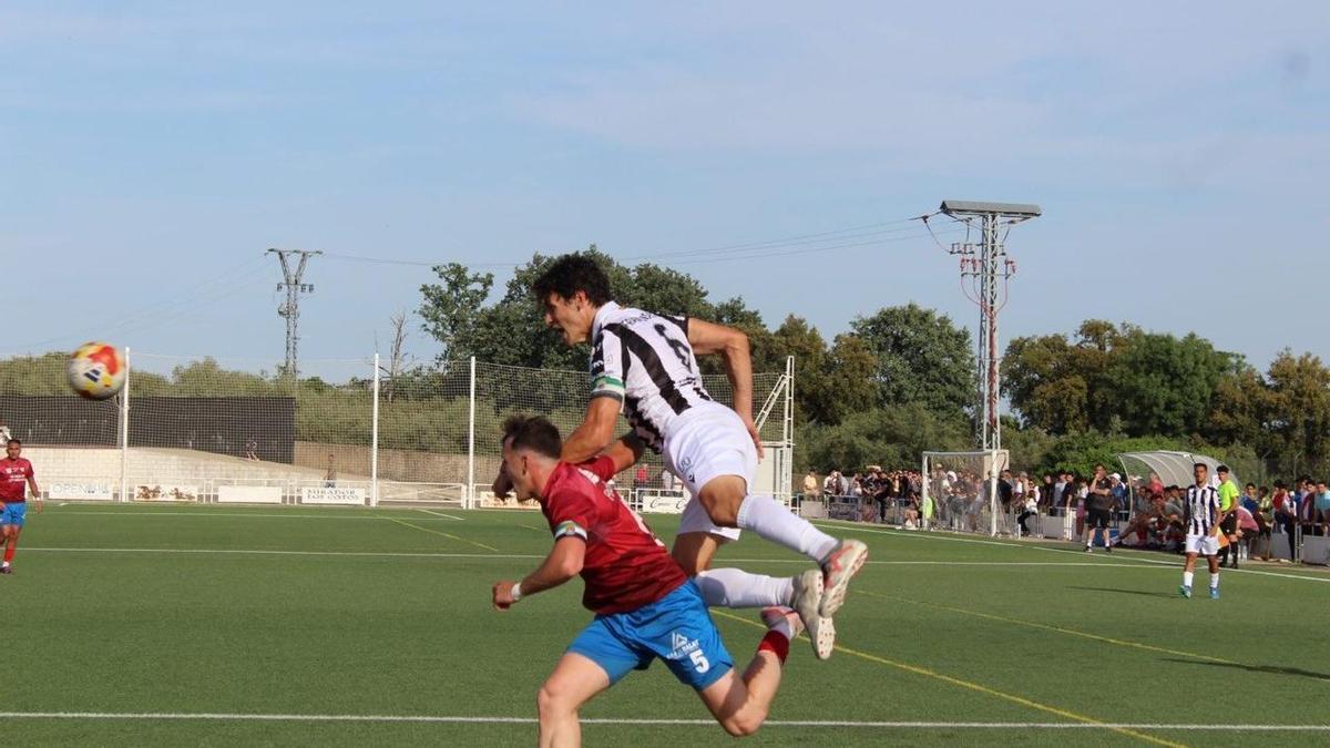 Fran Miranda salta sobre David Elena en un balón aéreo.