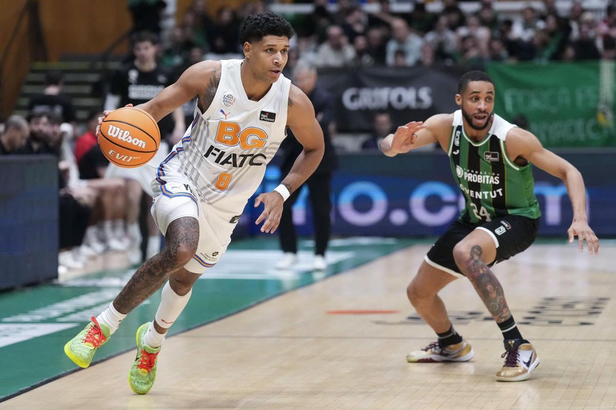 Hugues en una acció del partit