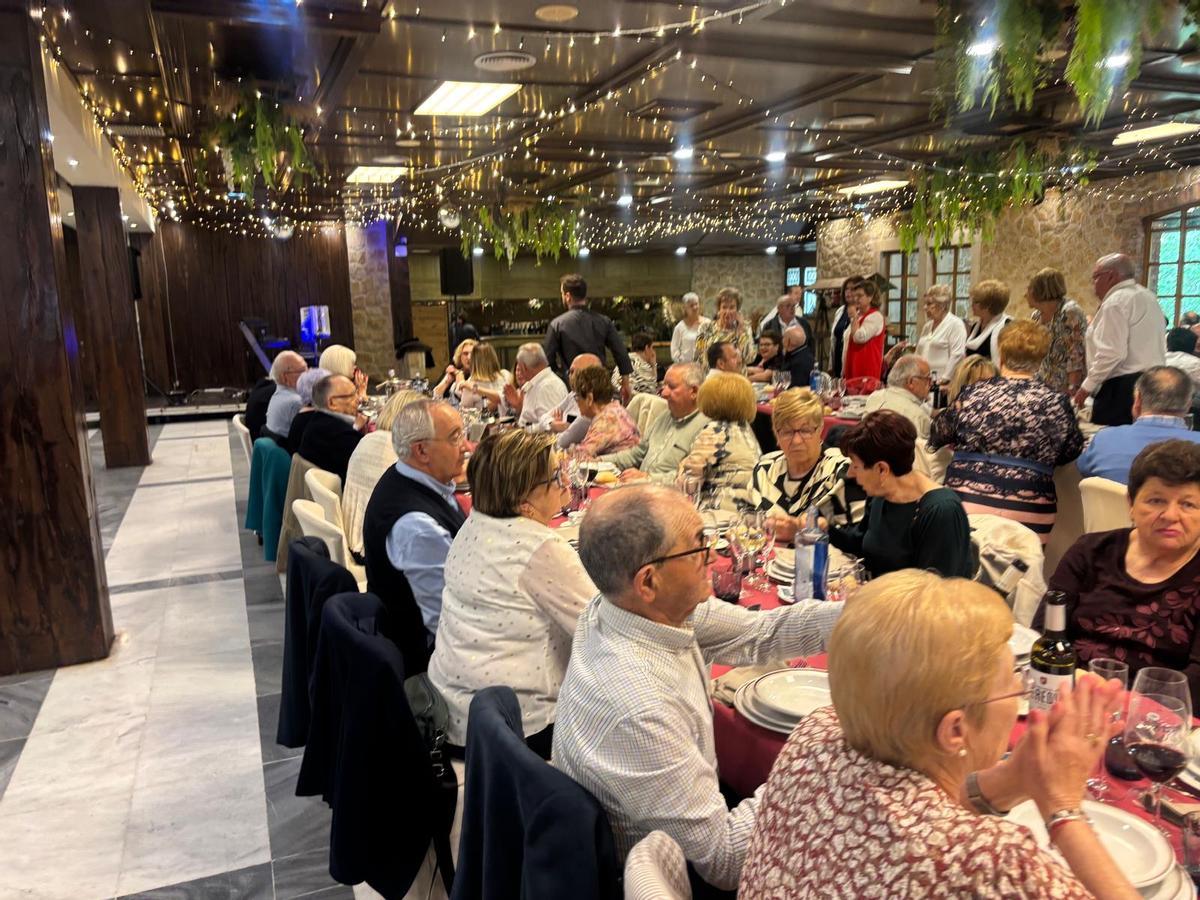 La fiesta de los pensionistas de Lugones para homenajear a su "jubilado mayor" La fiesta de los pensionistas de Lugones para homenajear a su "jubilado mayor"