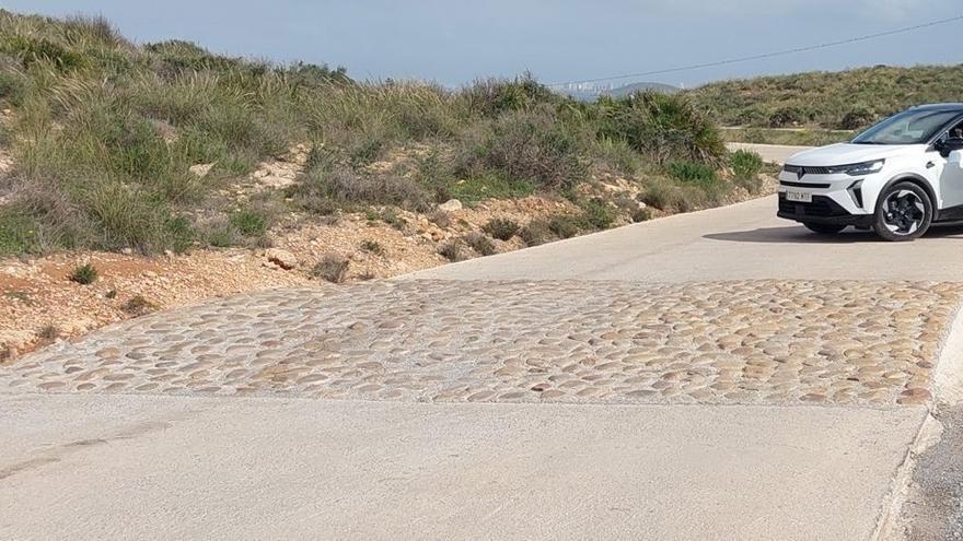 Badén reductor de velocidad en el Parque Regional de Calblanque, Monte de las Cenizas y Peña del Águila