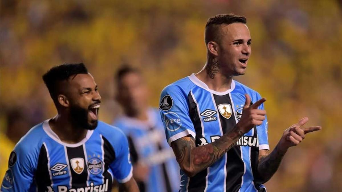 Luan celebra con Fernandinho su gol