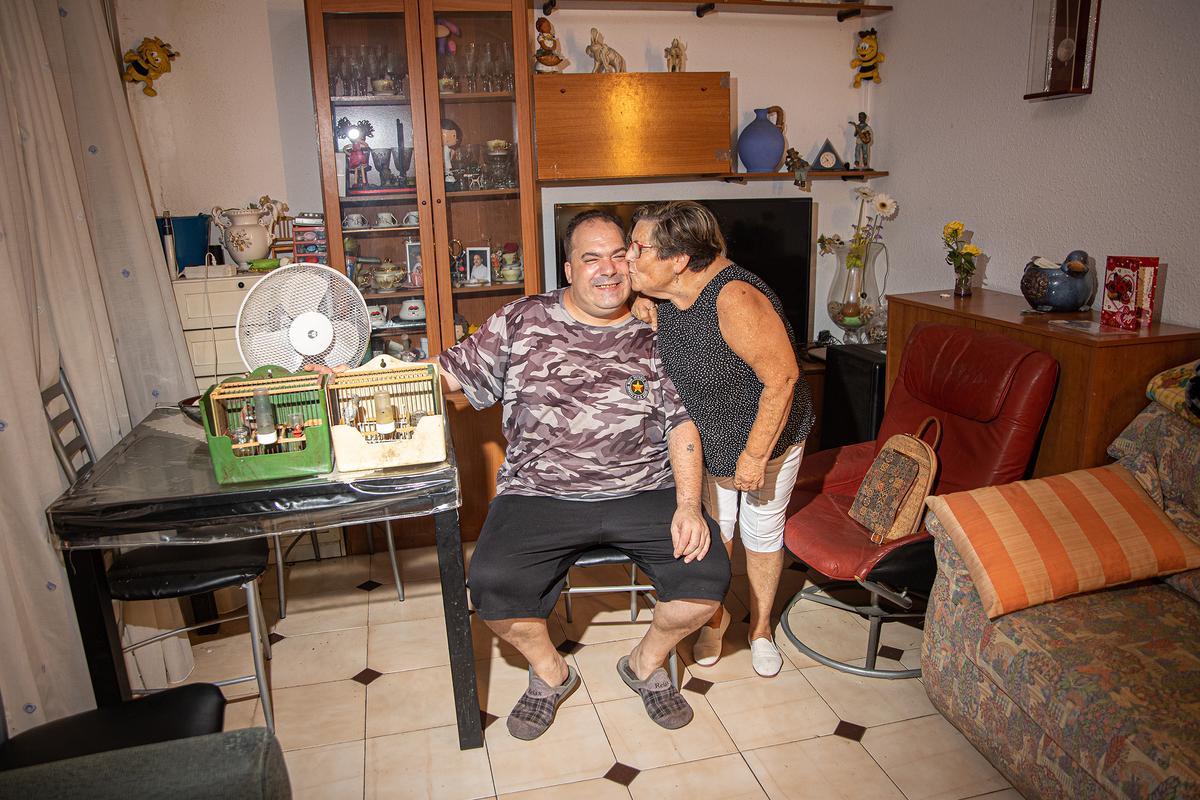 Carlos y Loli, en el salón de la 'casa barata' del Bon Pastor donde todavía viven.