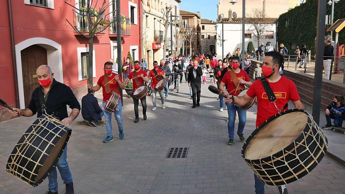 Els timbals en un carrer de Verges, dijous passat.