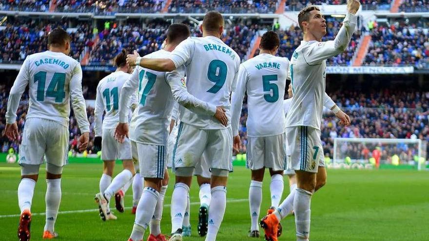 Cristiano Ronaldo festeja uno de sus goles de ayer ante el Alavés.