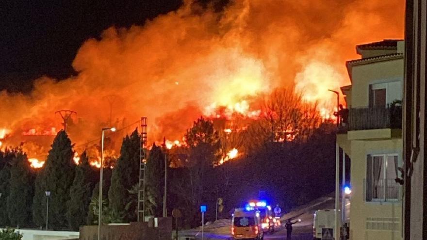 El castillo de fuegos artificiales provoca un incendio en Teulada