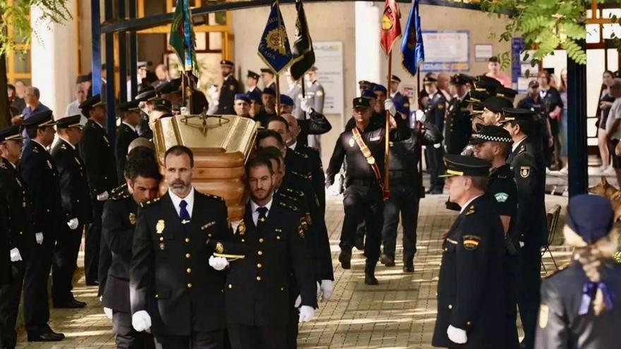 La Policía Nacional  de Málaga honra a Antonio Ramos con  un sentido homenaje | ÁLEX ZEA