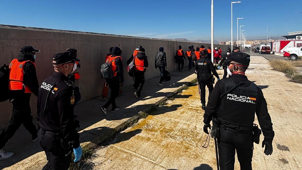 La Policía Nacional con los migrantes que han llegado a Alicante tras ser rescatados en Benidorm. / INFORMACIÓN