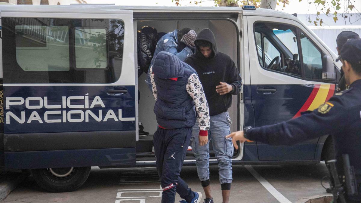 Von der Polizei in Palma de Mallorca festgenommene Hausbesetzer.