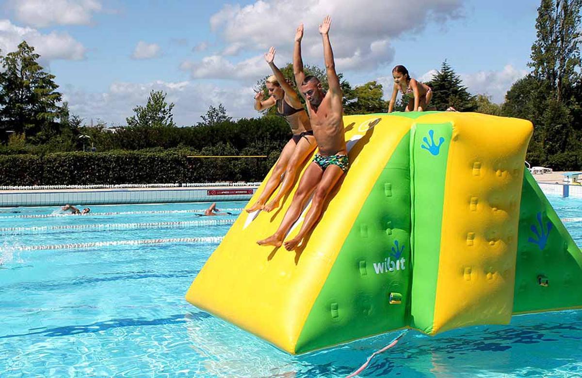 Costa Water Park, un parque acuático flotante de trampolines instalado en las playas más reconocidas de Benalmádena, Fuengirola y Marbella.