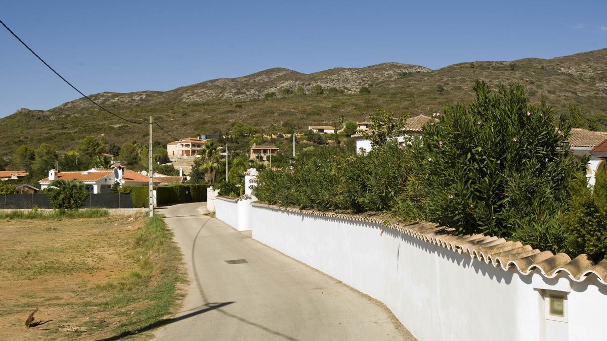 Viviendas en la partida del Pla de Corrals de Simat de la Valldigna en una zona fuera de ordenación.