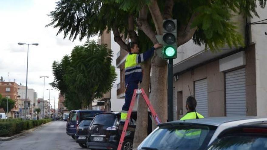 Albatera renueva los semáforos con la instalación de tecnología LED