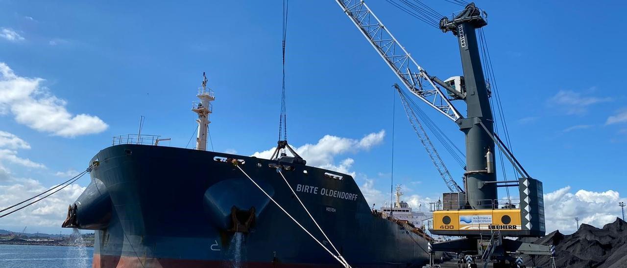 El buque “Birte Oldendorff”, en El Musel, cargando 110.000 toneladas de carbón térmico y siderúrgico de NMR con destino a la India.