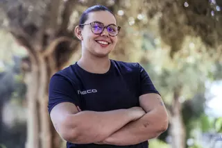 El infierno de una joven que soñaba con ser mecánica de coches: “Me escupían y me mandaban a fregar”