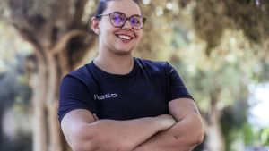 Sandra Valero de 19 años ha sufrido acoso y discriminación por perseguir su sueño: ser mecánica de coches.
