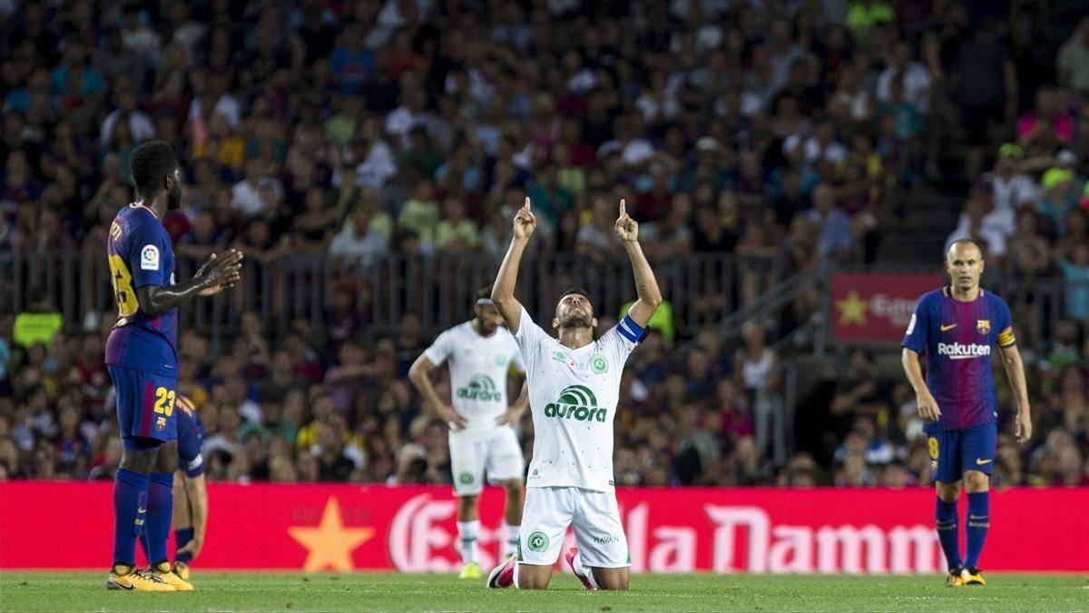 El capitán del Chapecoense Alan Ruschel señala al cielo tras ser sustituido en el Gamper