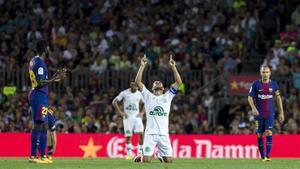 El capitán del Chapecoense Alan Ruschel señala al cielo tras ser sustituido en el Gamper