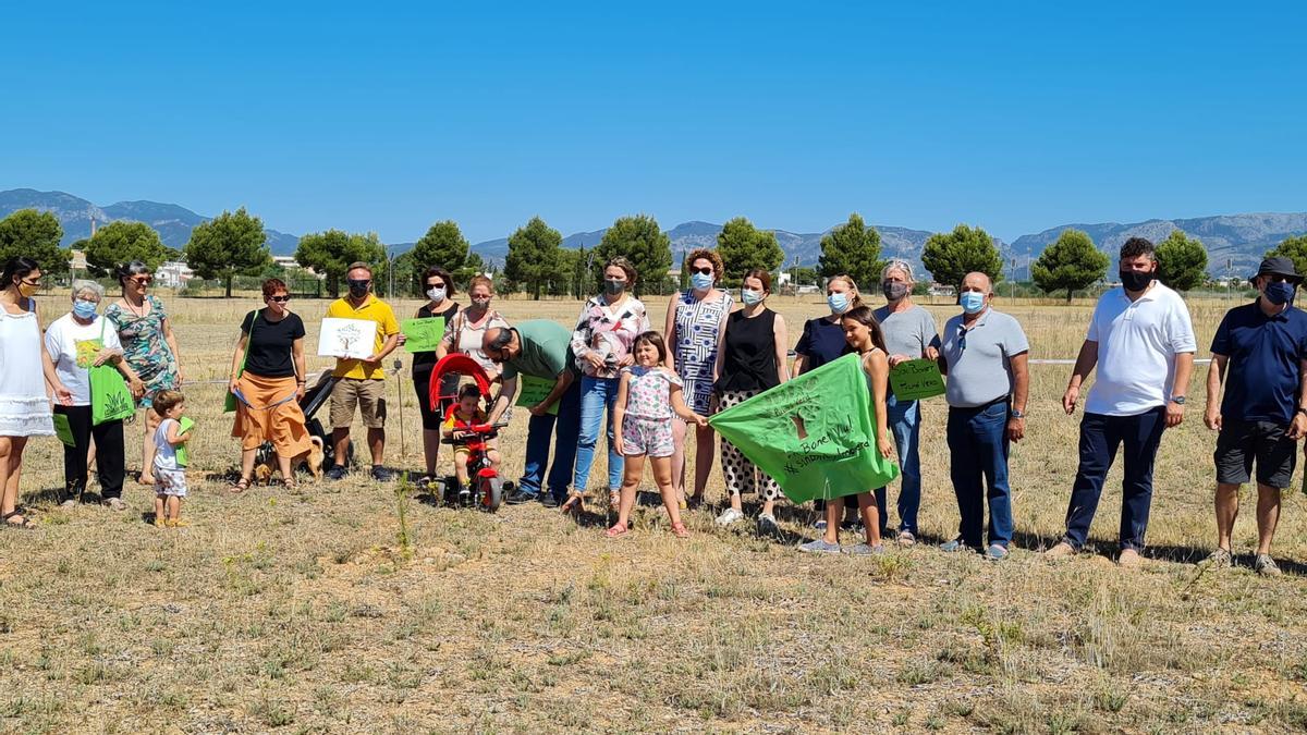 Imagen de una protesta vecinal en contra del proyecto de AENA en el solar donde se contempla el parque fotovoltaico.