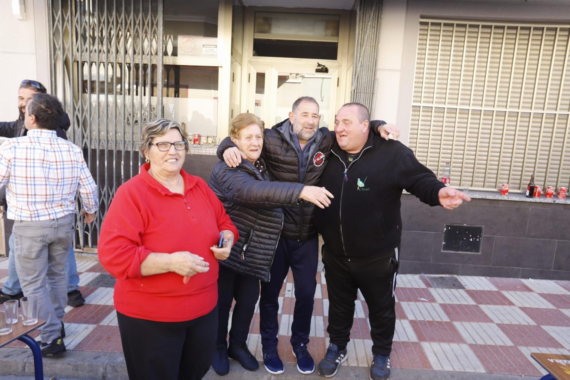 Festejando el tercer premio en las puertas de un bar de Tavernes de la Valldigna