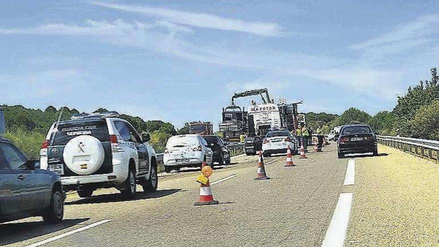 Un carril permaneció cortado al tráfico durante horas.