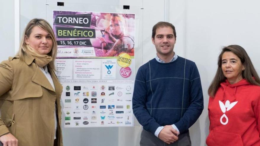 Imagen de la presentación con el concejal de Deportes y una miembro de la Asociación Pablo Ugarte, además de la gerente de Minoco Padel Cecile Vázquez