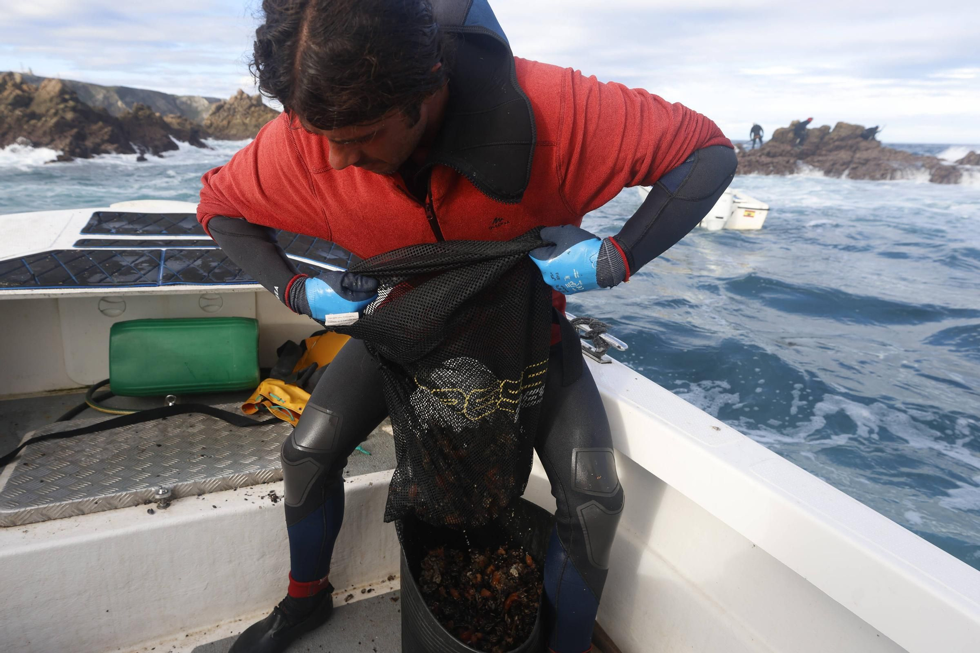 EN IMÁGENES: Así es la dura jornada de los perceberos del cabo Peñas: un oficio de alto riesgo a merced de las olas
