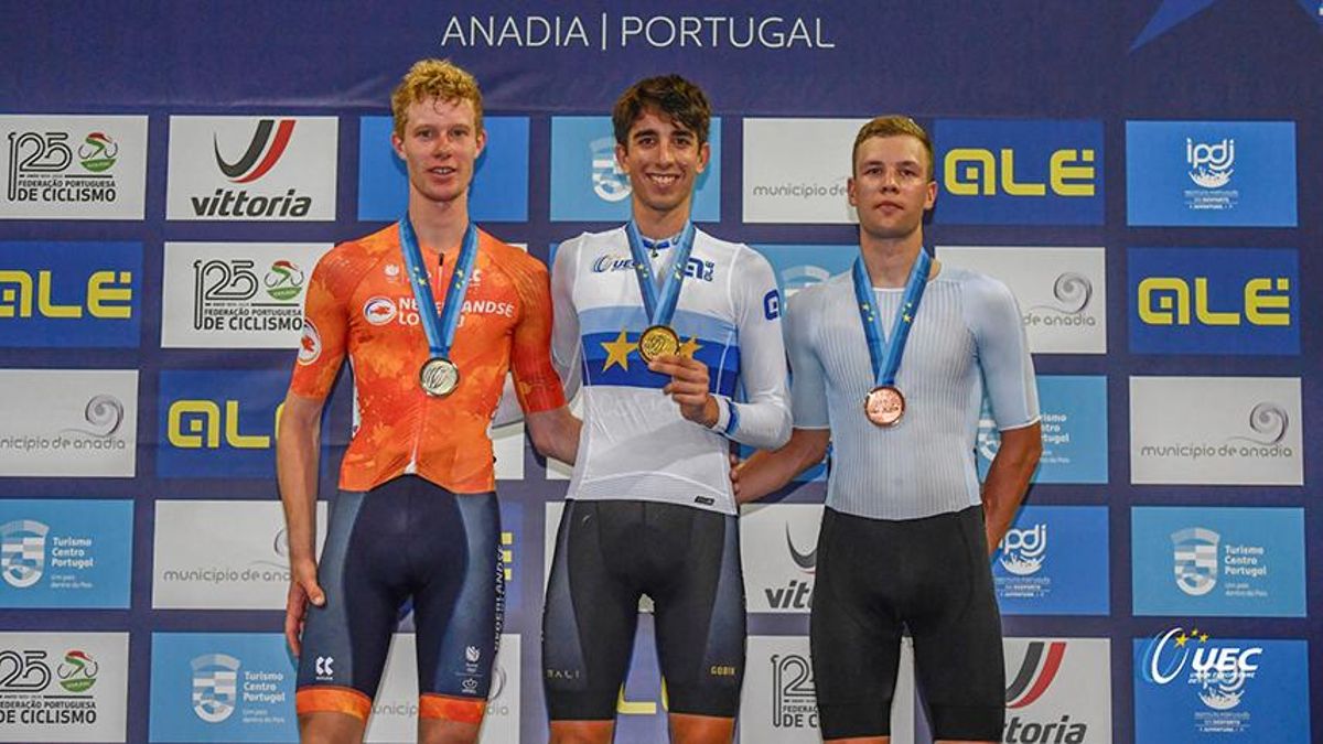 Héctor Álvarez posa en el podio con el resto de medallistas.