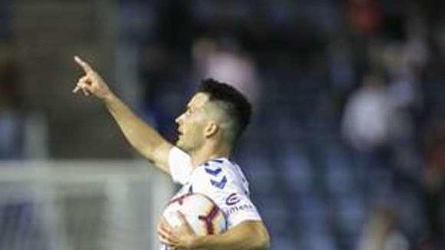 Isma López celebra uno de sus dos goles marcados a Osasuna tras su fichaje por el Tenerife.