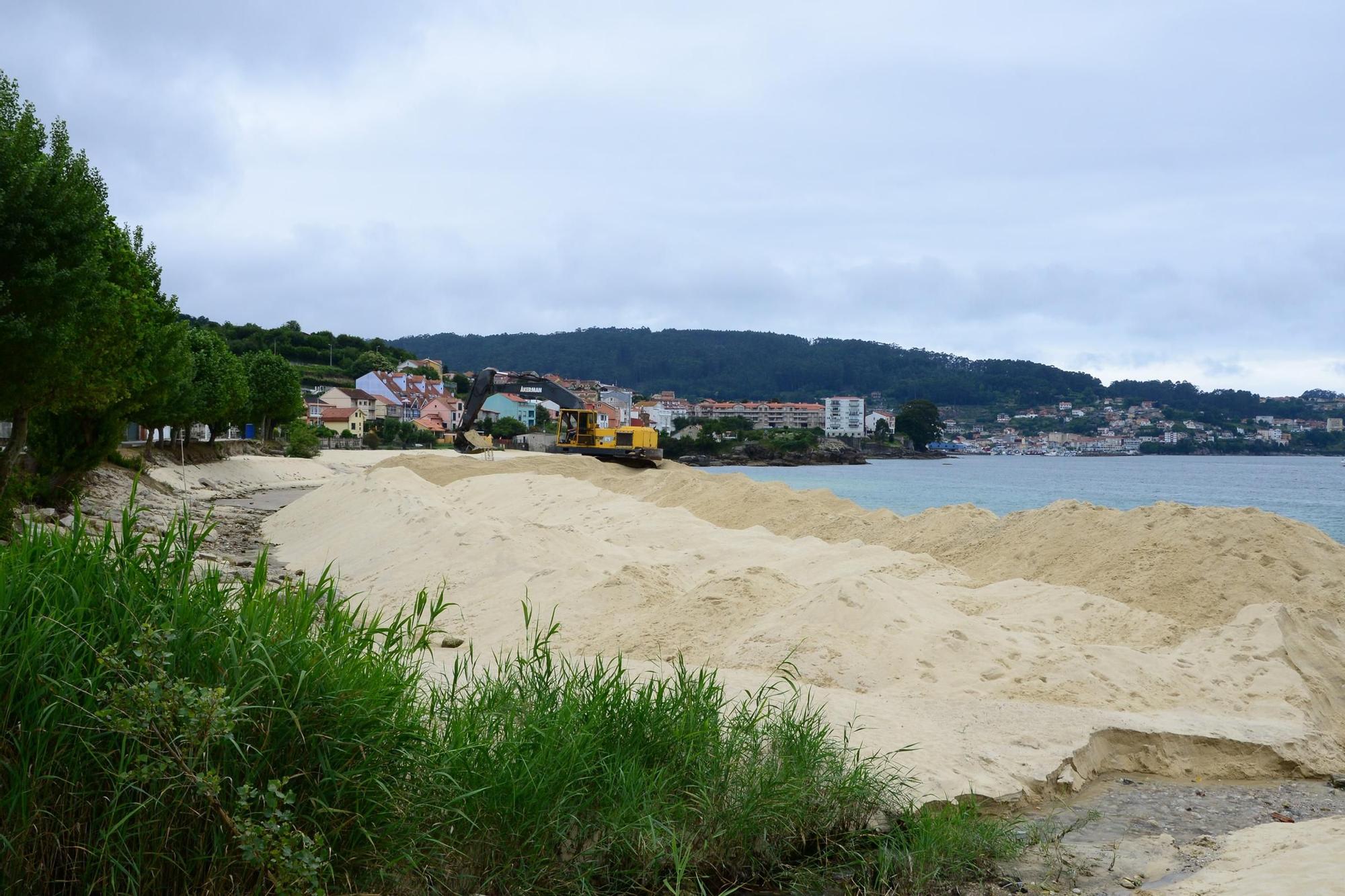Trabajos de preparación de la playa de Agrelo para la temporada de verano