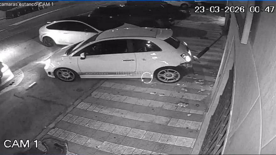Así fue el alunizaje y robo en un estanco de Dénia: los ladrones estrellaron el coche cinco veces contra el local