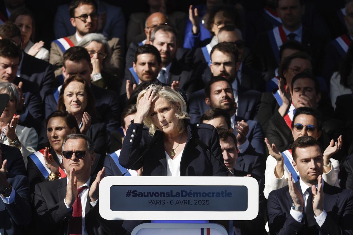 Marine Le Pen contraataca tras su condena mientras la izquierda no logra movilizar
