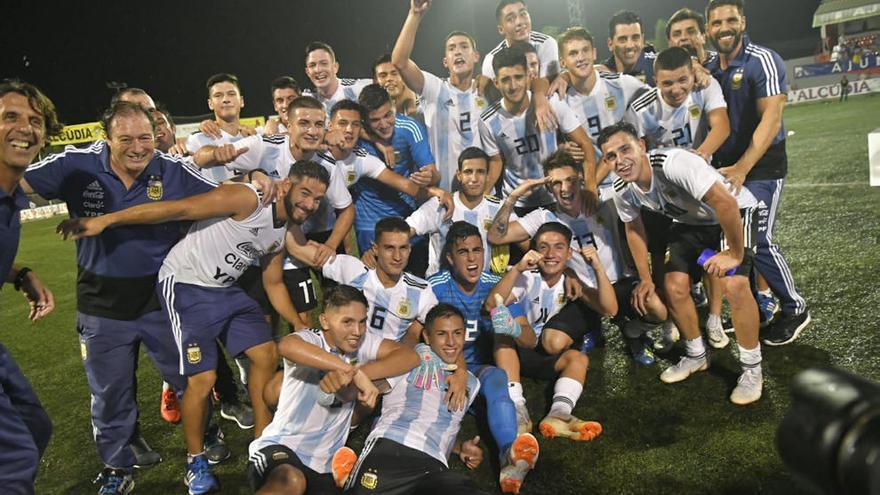 Los futbolistas de la selección argentina celebraron a lo grande el título conseguido.