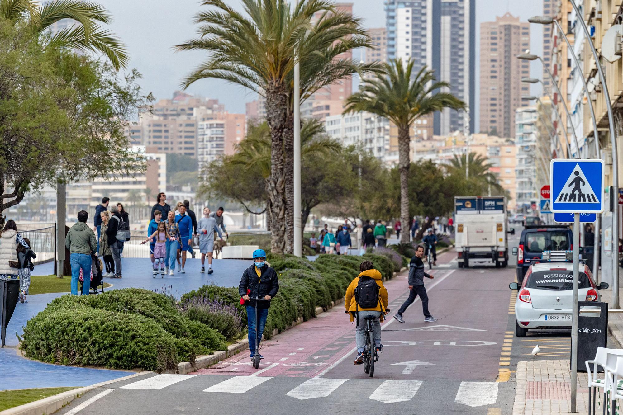 Pese a tener condición de vía peatonal desde hace más de un lustro, la avenida de la Armada Española todavía soporta mucho tráfico a diario.