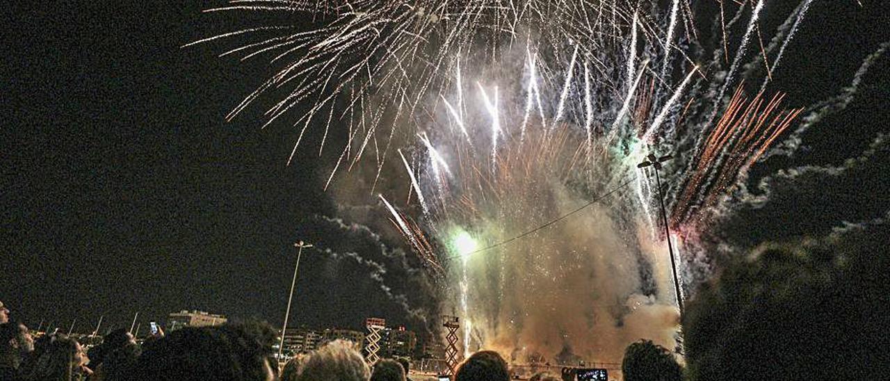 Una imagen de archivo de las fiestas de 2019 en Elche. | ANTONIO AMORÓS