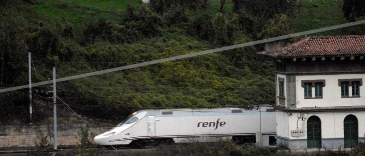 Un tren Alvia, a su paso por la estación de Campomanes.