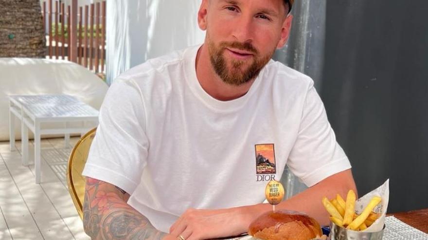 Messi prueba en Ibiza un plato con su nombre: la Messi Burger